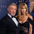 Sylvester Stallone (izquierda) y Jennifer Flavin asisten a la gran inauguración de Fontainebleau Las Vegas el 13 de diciembre de 2023 en Las Vegas, Nevada.