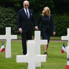 El presidente Joe Biden y la primera dama, Jill Biden, en su visita al cementerio