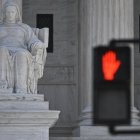 Los funcionarios públicos que bloquean usuarios críticos en redes corren el riesgo de ser demandados por violar la Primera Enmienda, dice la Corte Suprema