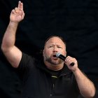 Un juez ordena la liquidación de los bienes de Alex Jones para retribuir a las familias de Sandy Hook, pero mantiene por fuera a Infowars