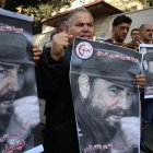 Palestinian men hold posters of late Cuban leader Fidel Castro during a gathering in Gaza city on November 28, 2016 to pay tribute him after his death. Cuban revolutionary icon Fidel Castro died late November 25 in Havana, his brother, President Raul Castro, announced on national television. Castro's ashes will be buried in the historic southeastern city of Santiago on December 4 after a four-day procession through the country. (Photo by MOHAMMED ABED / AFP)
