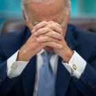 Biden se lamenta en una foto de archivo.