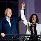 Biden levanta la mano de Kamala en el balcón de la Casa Blanca.