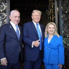 Benjamin Netanyahu  y a su esposa Sara con Donald Trump el 26 de julio de 2024.