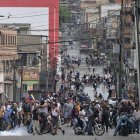 Un manifestante patea una lata de gas lacrimógeno durante una protesta contra la dictadura de Nicolás Maduro