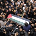 Iraníes portan los ataúdes del jefe político de Hamás, Ismail Haniyeh, durante su ceremonia fúnebre en Teherán.