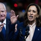 Kamala habla en primer término mientras Tim Walz aplaude en segundo plano durante el mítin de presentación del gobernador de Minesota como candidato a VP.