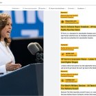 Montaje con una imagen de Kamala Harris durante un acto de campaña junto a titulares de medios modificados por su equipo a través de Google.