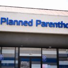 Señalización de Planned Parenthood se muestra fuera de una clínica de atención médica en Inglewood, California, el 16 de mayo de 2023. (Fotografía de Patrick T. Fallon / AFP)