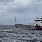 Buques de la Guardia Costera de China son vistos desde el buque de la Guardia Costera de Filipinas BRP Cabra durante una misión de suministro a Sabina Shoal en aguas disputadas del Mar de China Meridional el 26 de agosto de 2024.