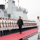 El presidente chino y presidente de la Comisión Militar Central, Xi Jinping, inspecciona a los guardias de honor del Ejército Popular de Liberación (EPL) chino.