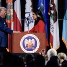 Donald Trump y Tulsi Gabbard estrechan las manos este 26 de agosto, en Michigan