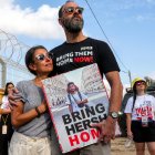 Imagen de Jonathan Polin y Rachel Goldberg en una marcha por su hijo, Hersh Goldberg-Polin.