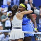 Flushing Meadows, Nueva York, EE.UU.: Emma Navarro estrecha la mano de Coco Gauff tras ganar su partido en la séptima jornada del US Open 2024 celebrado en el USTA Billie Jean King National Tennis Center el domingo 1 de septiembre de 2024 en el barrio de Flushing del distrito de Queens de la ciudad de Nueva York.