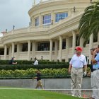 Trump juega al golf en el Trump National Golf Course de West Palm Beach, Florida, en una foto de archivo.