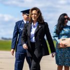 Kamala Harris tras descender del Air Force 2 en una foto de archivo.