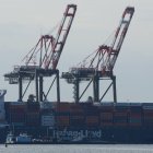 Un buque portacontenedores en la terminal marítima de Port Newark, visto desde Bayonne