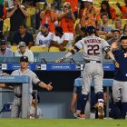 El jardinero derecho de los Astros de Houston Josh Reddick es saludado por el segunda base de los Astros de Houston José Altuve