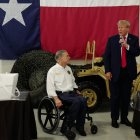 Elecciones Presidenciales 2024:  El ex presidente DONALD TRUMP llega a la frontera en el sur de Texas en el Aeropuerto Internacional del Sur de Texas en Edinburg mientras visita con el gobernador de Texas GREG ABBOTT