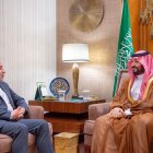 Mohammed bin Salman (derecha) y Abbas Araghchi