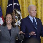 Elecciones presidenciales 2024 | Kamala Harris y Joe Biden gesticulan en una comparecencia en la Casa Blanca