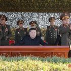 El dictador norcoreano Kim Jong Un supervisa maniobras militares