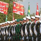 Imagen: Miembros del ejército iraní marchan en una base militar en el norte de Teherán.