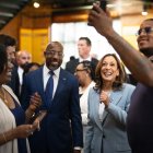 Elecciones presidenciales 2024: La vicepresidenta de Estados Unidos y candidata demócrata a la presidencia en 2024, Kamala Harris, posa para un selfie mientras visita Paschal's, un histórico restaurante de propietarios negros, antes de celebrar un mitin de campaña en Atlanta, Georgia, el 30 de julio de 2024.