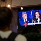 Elecciones Presidenciales 2024 | Ciudadanos observan el debate presidencial de Kamala y Trump en ABC.