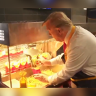 Trump prepara papas fritas en McDonald's