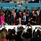 Elecciones presidenciales 2024: El expresidente y candidato presidencial republicano Donald Trump reza durante una mesa redonda con líderes de la comunidad latina en el complejo Trump National Doral Miami en Miami, Florida, el 22 de octubre de 2024.