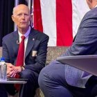 El senador Rick Scott en un Town Hall