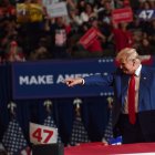 Elecciones Presidenciales 2024:  El expresidente Donald Trump celebra su mitin electoral en el Nassau Coliseum de Uniondale, Nueva York, y congrega a una gran multitud que llenó el estadio de 16.000 localidades.