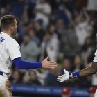 Freddie Freeman celebra en el campo