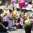 Flores y globos en homenaje a las tres niñas asesinadas en el ataque de Southport