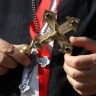 Un cristiano con una cruz