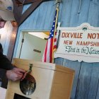 Elecciones presidenciales 2024:  Un empleado cierra la urna durante la preparación para la votación en un colegio electoral en Dixville Notch, New Hampshire, Estados Unidos, el 5 de noviembre de 2012.