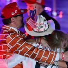 Elecciones presidenciales 2024: Blake Marnell luce su traje mural mientras celebra los resultados electorales en un acto de la noche electoral con el expresidente de EEUU y candidato presidencial republicano Donald Trump en el Centro de Convenciones de West Palm Beach, en West Palm Beach, Florida, el 6 de noviembre de 2024.