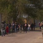 Un oficial de la Guardia Nacional de Texas guia a un grupo de inmigrantes hacia la Patrulla Fronteriza de Estados Unidos