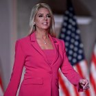 En imagen, Pam Bondi, nombrada como fiscal general por Trump