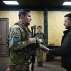 Zelenski, con soldados del Ejército ucraniano