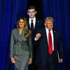 Donald Trump junto a Melania y a su hijo Barron Trump