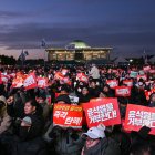 Varias personas participan en una protesta para pedir la destitución del presidente surcoreano Yoon Suk Yeol frente a la Asamblea Nacional en Seúl el 7 de diciembre de 2024.