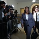 Letitia James, fiscal general de Nueva York, abandona la corte donde se juzgó a Donald Trump en el caso pro fraude civil.