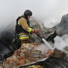 Un bombero apaga un fuego tras los bombardeos de Navidad en Ucrania