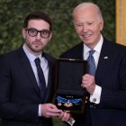 Alex Soros recibe en nombre de su padre la Medalla Presidencial de la Libertad