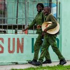 Dos militares cubanos pasean con uniforme de servicio