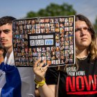 Una manifestante exige la liberación de los rehenes israelíes
