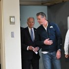 El presidente de Estados Unidos, Joe Biden, y el gobernador de California, Gavin Newsom, llegan a la estación de bomberos de Santa Mónica nº 5, California, el 8 de enero de 2025, para recibir información de los bomberos de California sobre el incendio forestal de Palisades.