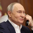 El presidente ruso Vladímir Putin habla por teléfono.